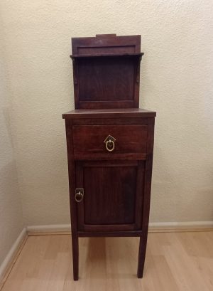 Mesita de noche antigua