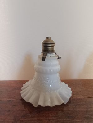 Tulipa antigua de cristal opalino blanco