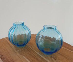 Pareja de tulipas en vidrio azul