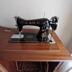 Máquina de coser Alfa con su mueble original
