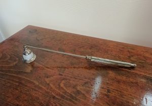 Apagavelas de metal y nácar